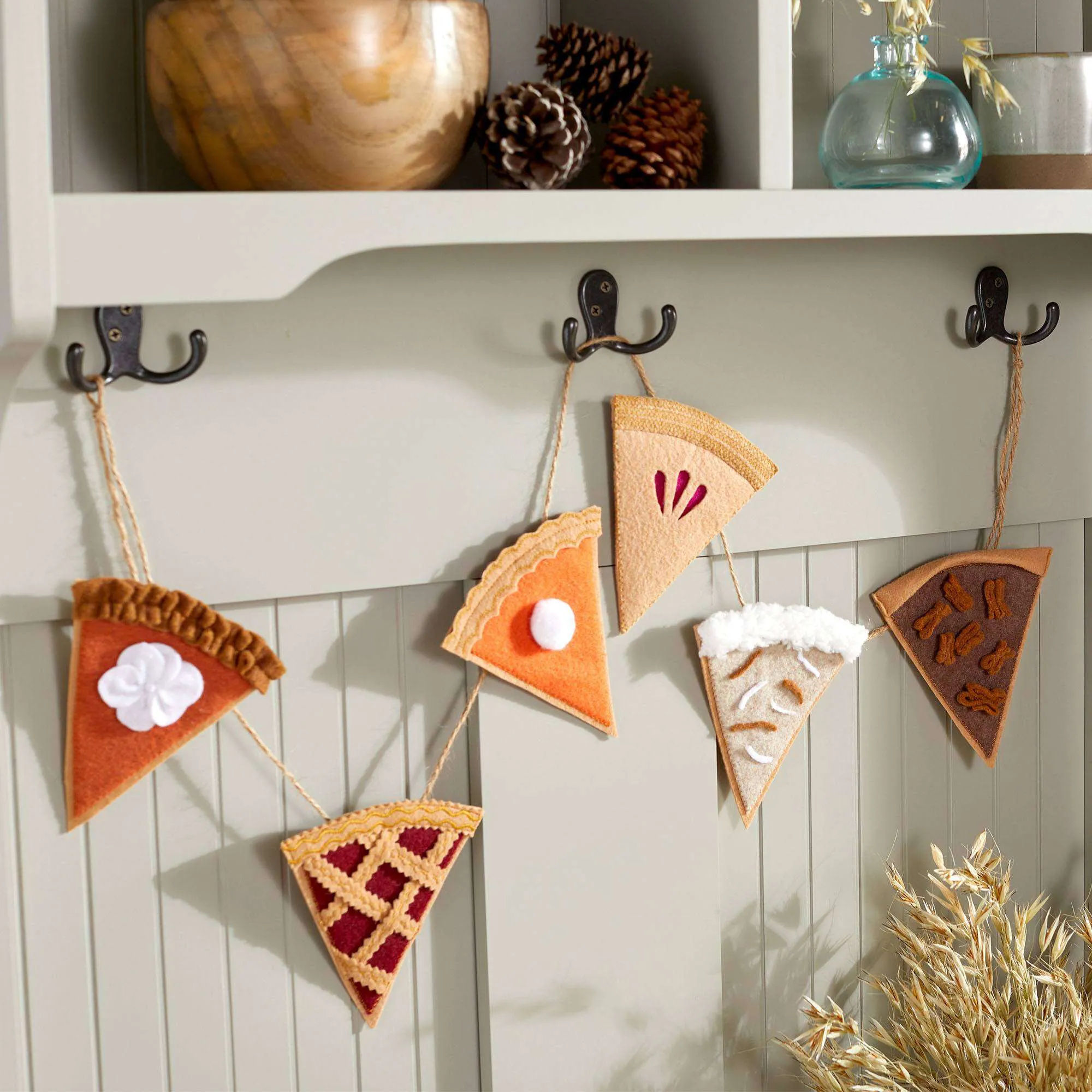 Coats & Clark Sewing Thanksgiving Pie Garland